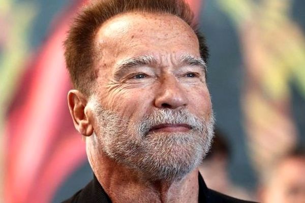 سفر در زمان؛ «آرنولد» در حال هدایت یک کالسکه در نیویورک؛ سال 1348