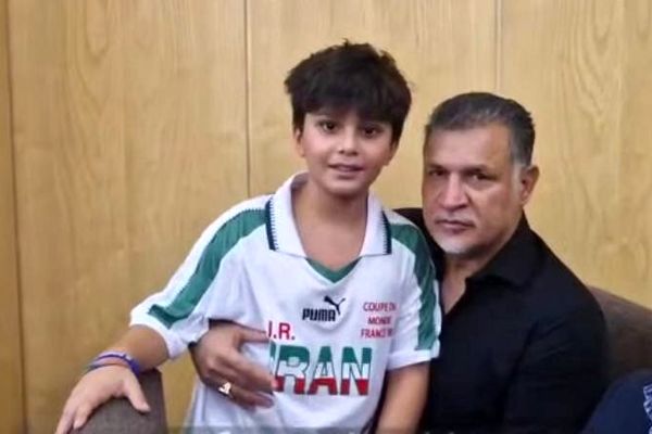 اتفاق زیبا در مراسم یادبود پدربزرگ/ برخورد جالب علی دایی با نوه داریوش مصطفوی