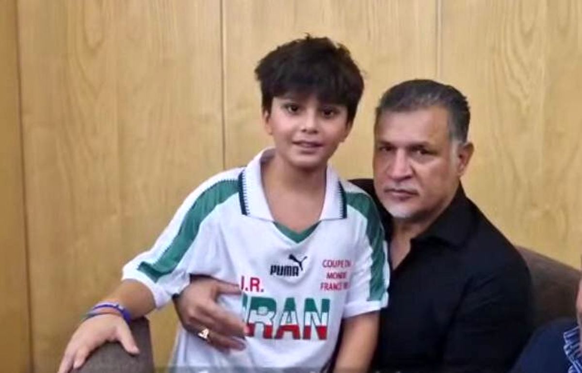 اتفاق زیبا در مراسم یادبود پدربزرگ/ برخورد جالب علی دایی با نوه داریوش مصطفوی