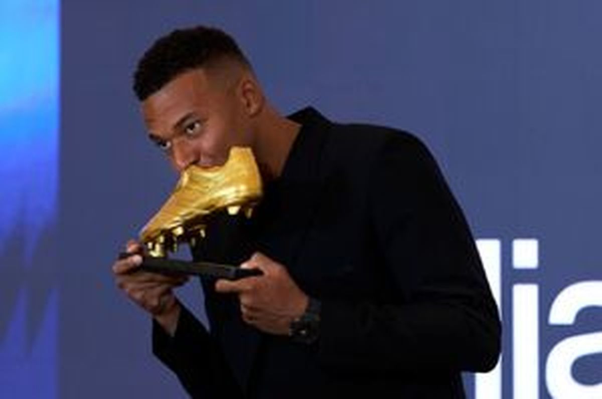 امباپه کفش طلا پوشید/ عکس