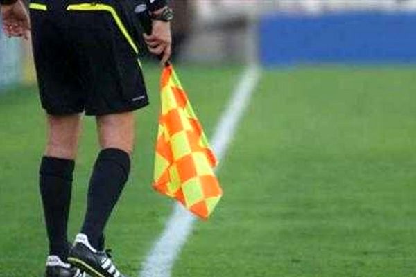 پرچم زدن کمک داور فینال محلات در حال استعمال سیگار در کنار زمین بازی/ تصاویر

