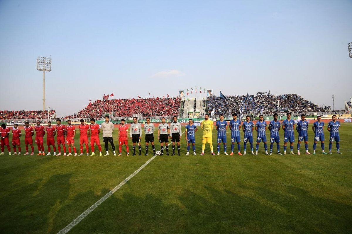 چرا مربی پرسپولیس پیراهن بازیکن استقلال را گرفت؟/ عکس 