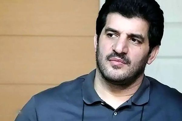 رسول خادم در کنار پدر و مادر صابر کاظمی/ عکس