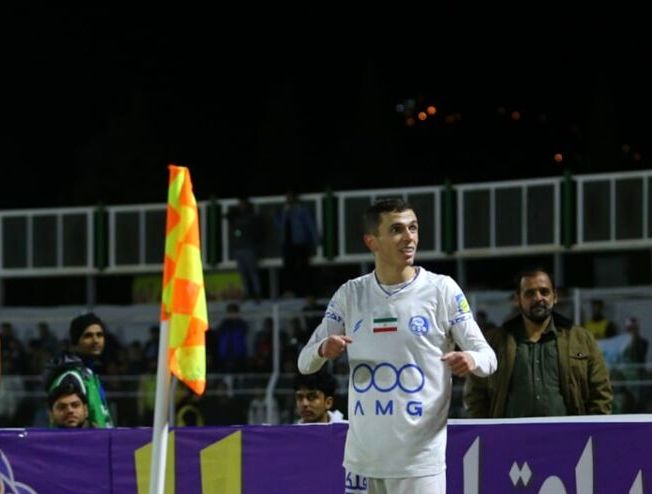 خوشحالی ستاره استقلال بعد از حذف و شکست پرسپولیس مقابل تراکتور/ عکس 