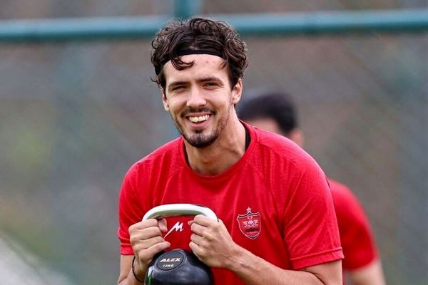 ضربه آزاد تماشایی و شادی در آغوش باقری/ گل اول پرسپولیس به تراکتور توسط مارکو باکیچ در دقیقه 90+7