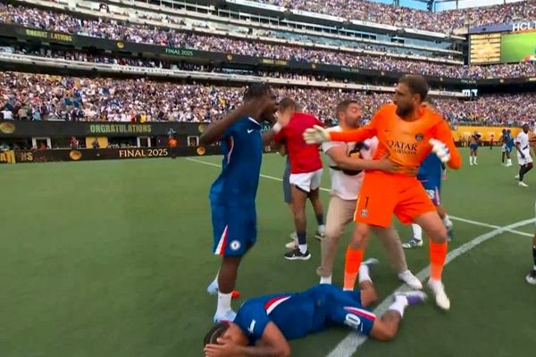 ببینید/ درگیری بازیکنان دو تیم چلسی و پاری سن ژرمن پس از سوت پایان بازی/ مشت لوئیز انریکه روی صورت پدرو